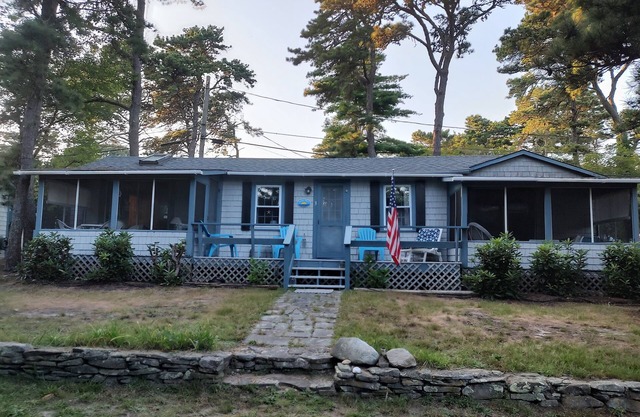 Chatham Cottage on the Big Pond One Mile to Ocean Beaches