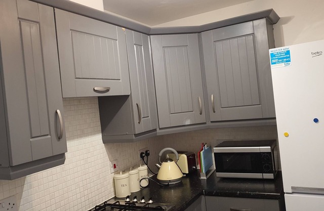 Cheerful 3 Bedroom house with free parking on site