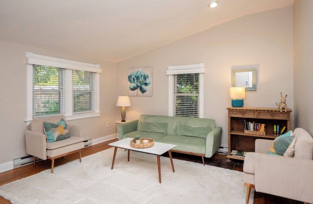 Cheerful two bedroom cottage with Parisian patio!