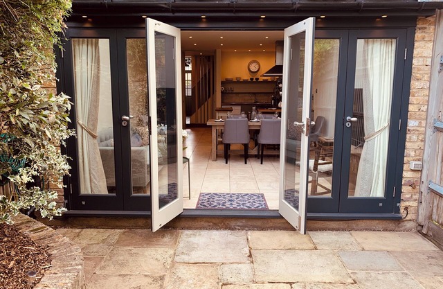 Chez Nous London - pretty 3 bed house in Chiswick with easy access to Heathrow.