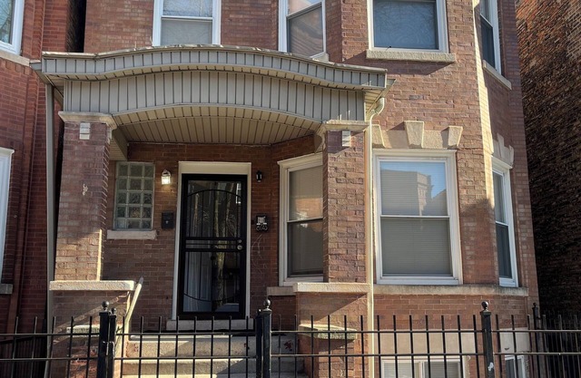 Chic 2-bedroom apartment in historic Chicago neighborhood with theater, Wifi