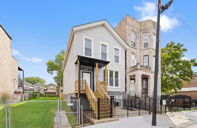 Chic 2-bedroom apartment in beautiful Chicago. 30+ Day Stays Only