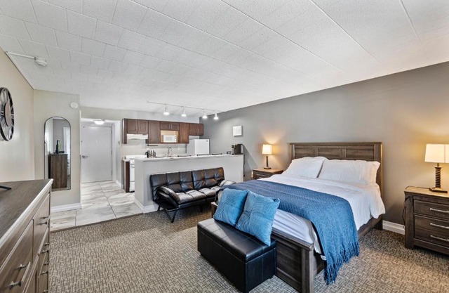 Chic New York Studio with Kitchen