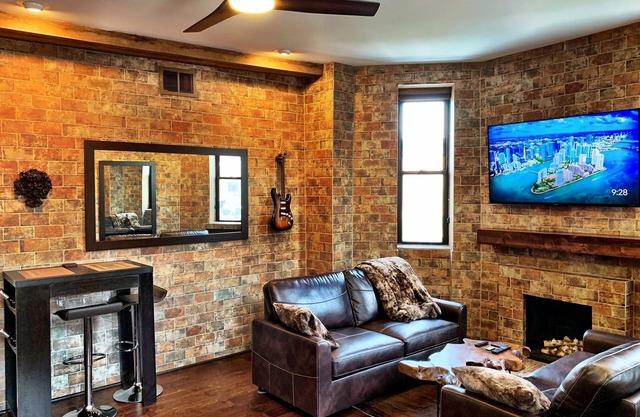 Chicago’s BEST location… Lincoln Park, Lake Michigan, Wrigley Field, and more!