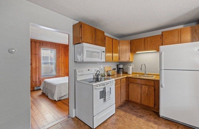 Chicly Styled - Warm & Neutral Mid Term Rental