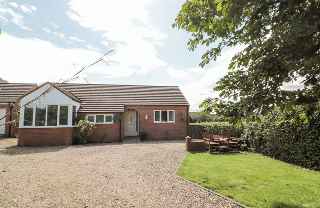 CHURCH VIEW, pet friendly, with open fire in Aldbrough