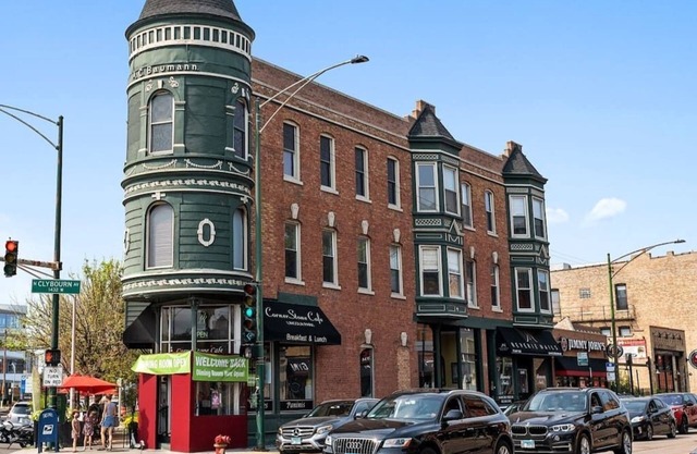 Classic Lincoln Park 2 bedroom condo- parking included