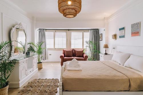 Classic Nile View Apartment with Smart TV in Zamalek