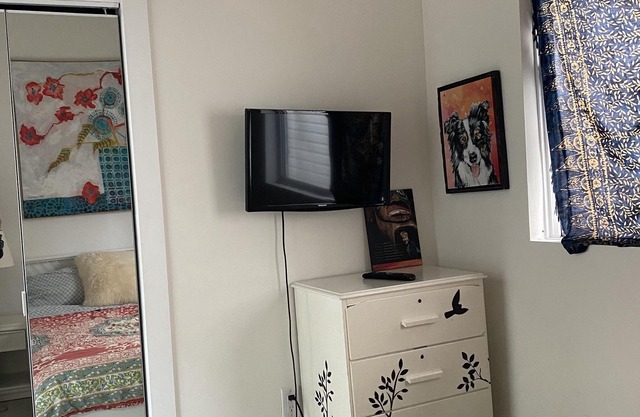 CLEAN AND COMFORTABLE. Walking distance to beach, shops and top restaurants.