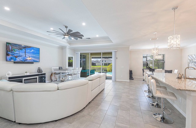 Close to Grocery - 30 minutes to Beach- Salt Pool/Hot Tub !