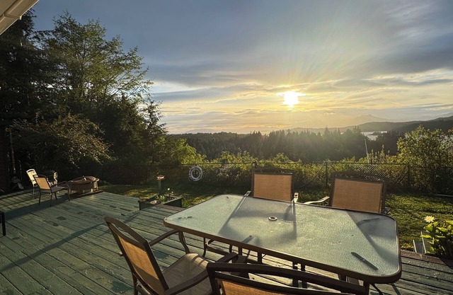 Clover Pass Lookout -3Bed, 2bath Home with amazing views & plenty of amenities!