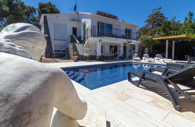 Club Villamar - Nice and cozy villa with private pool with salt water,located at only 800 km from.