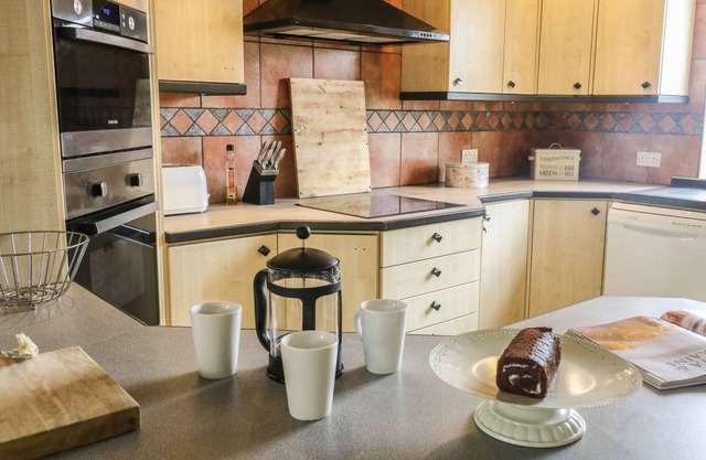 COARS FARM, pet friendly, character holiday cottage in Long Preston