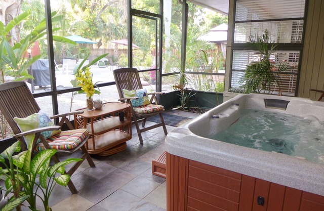 COCONUT PALM APT~ COMFY 2ND FLR APT W/LOCKED PRIVATE DOOR!