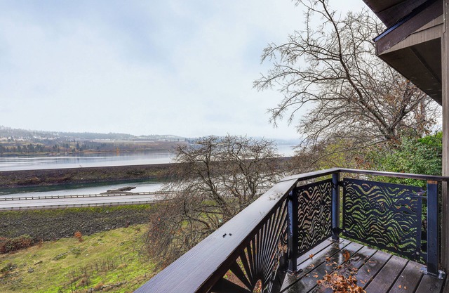 Columbia River Retreat on 20 Acres: Hikes & Wine!
