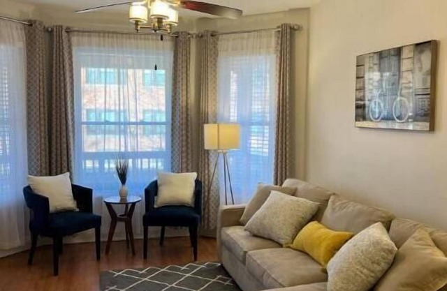 Come rest your tired Chicago traveling feet in this comfy inner city home!