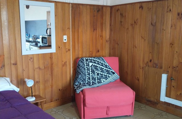 Comfortable studio 5 minutes from downtown!