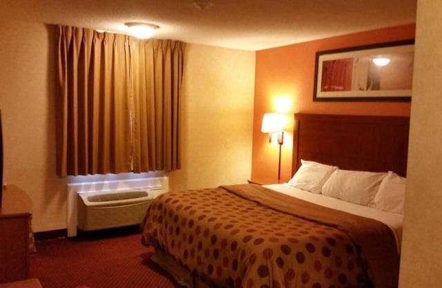 Comfort and Convenience! Near Patriot Place, FREE Parking & Breakfast!