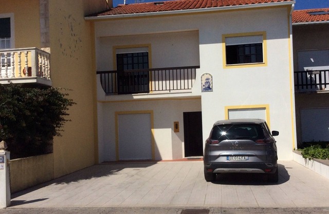 Comfortable duplex apartment 7 minutes' walk from the beach.