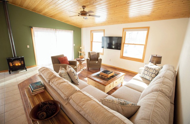 Comfortable, modern, family-friendly cabin on 320-acre lake with many amenities