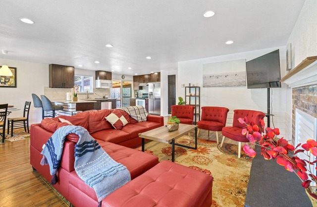 Comfy 3 King Beds Home in Great and Quiet Location - 20 Mins to Downtown