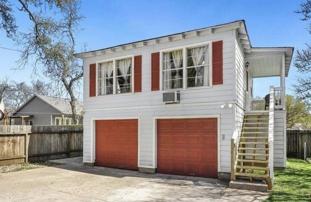 Comfy and Private "Oak Apartment" Close to UTMB, and Galveston Beaches Near I-45