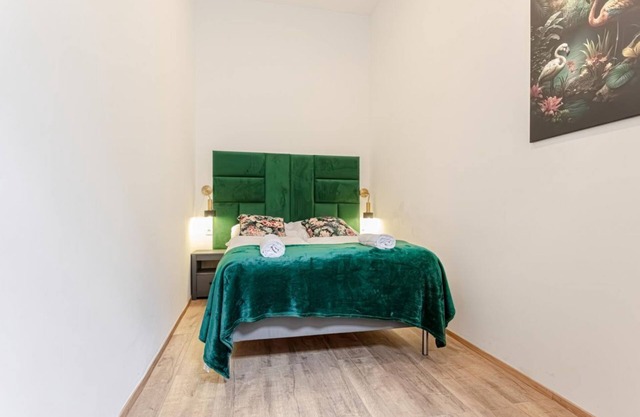 Comfy Apartment | Steps from Schönbrunn Gardens