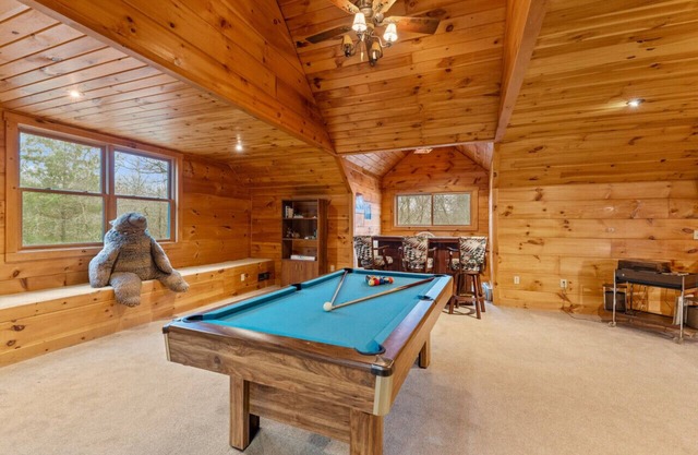 Comfy Cabin w/Hot Tub, 5 min to Dwntwn BlkMnt