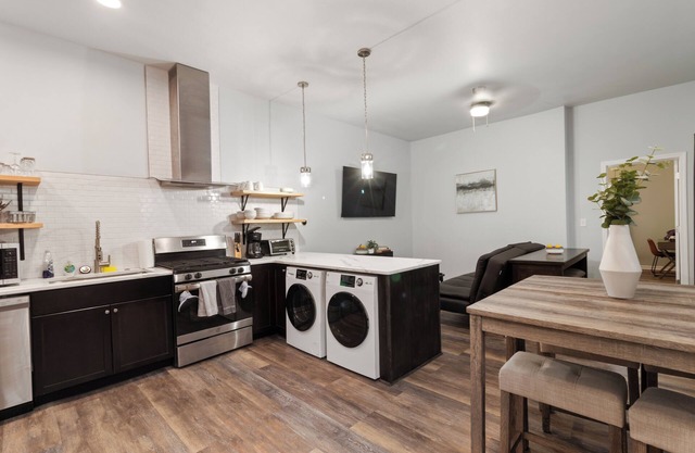 Comfy & Modern Walkable Single Level 2 bed Home