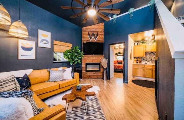 Compass EAST! A Boho Bungalow Fast Wi-Fi A/C