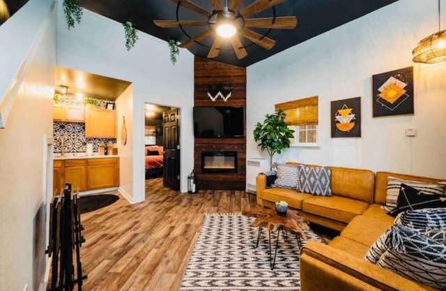 Compass WEST! A Boho Bungalow Fast Wi-Fi A/C