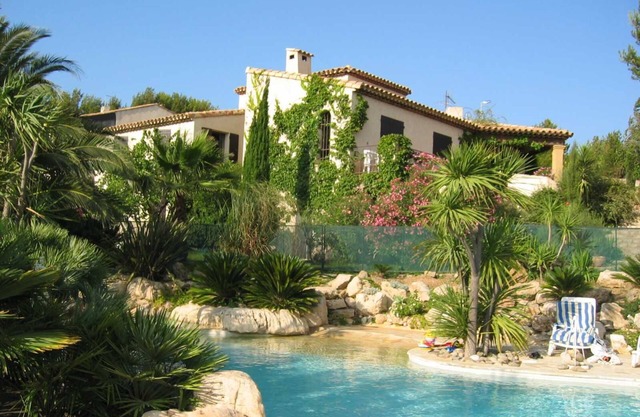 Completely renovated 2-room apartment in large architect-designed villa