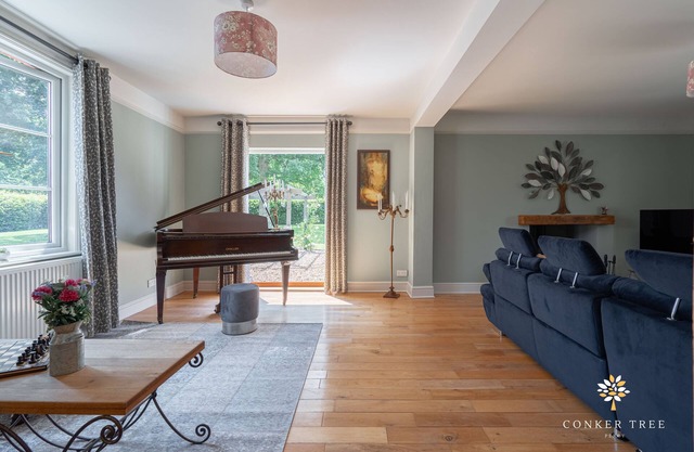 Conker Tree House, Hot tub and large garden