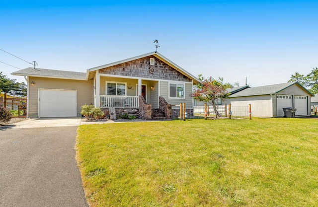 Contemporary dog-friendly home with backyard, patio, washer/dryer, pellet stove