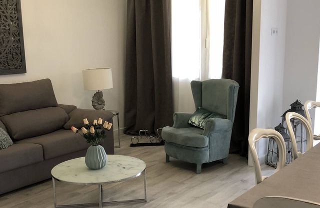 Cool Chick and Comfortable Flat, Close to FCB stadium. 2 Bahtrooms.Free wifi