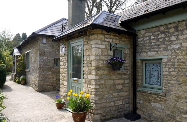 Cosy Stone Cottage - The Bungalow Perrotts Brook - Detached, parking, wifi.