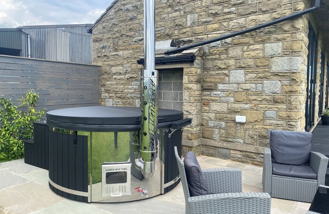 Cosy 2 bedroom guesthouse in beautiful surroundings with hot tub. Pet friendly!