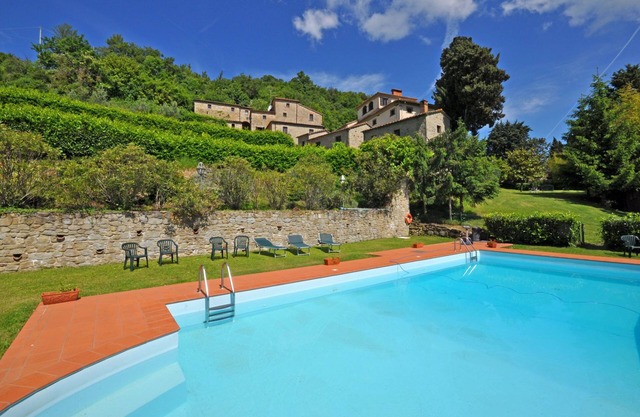 Cosy apartment for 4 guests with pool, WIFI, TV, panoramic view and parking, close to Arezzo