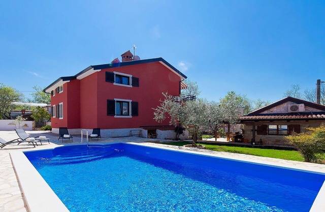 Cosy apartment for 6 people with A/C, private pool, WIFI, TV and terrace