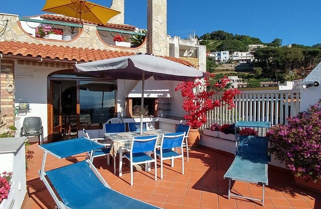 Cosy apartment for 9 people with WIFI, A/C, TV and terrace