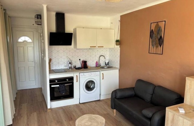 Cosy studio close to amenities + sea 5 minutes away