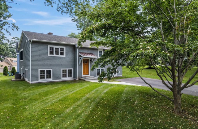 Cottage by the Cliff. 5 minute walk to oceanside Cliff Walk. Newly renovated.