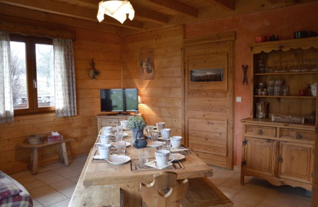 COUNTRY COTTAGE/PRALETS/9 PEOPLE