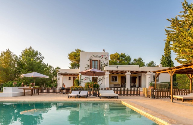 Country house with private pool. License ET0743E