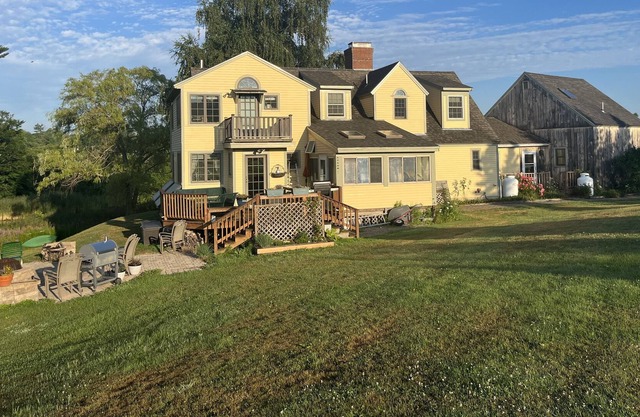 Country Home with water views, dock & near Beaches