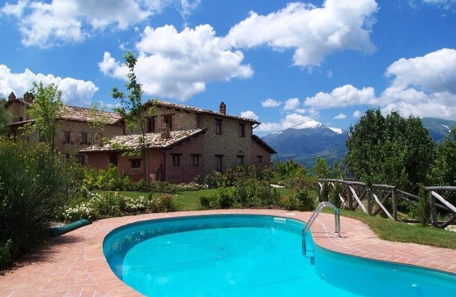 Country house with view of the Sibillini Mountains and swimming pool