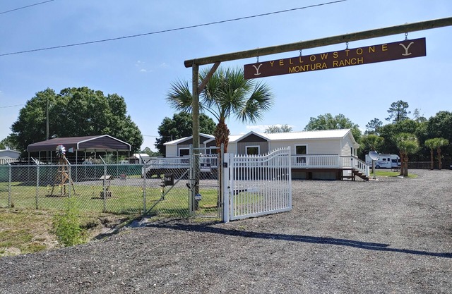 Country Living w/Horse back trails and a bass fishing paradise!