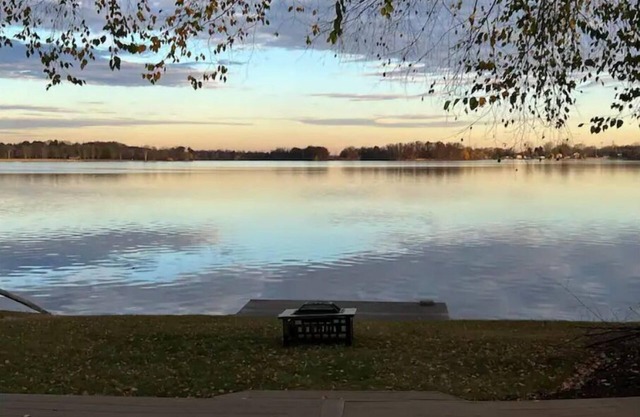 Cozy 3 bedroom fully furnished lake view house!