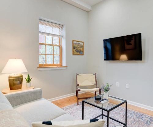 Cozy 1BD With Balcony