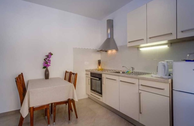 Cozy 1BR Suite for Three, No Pets, Parking Available